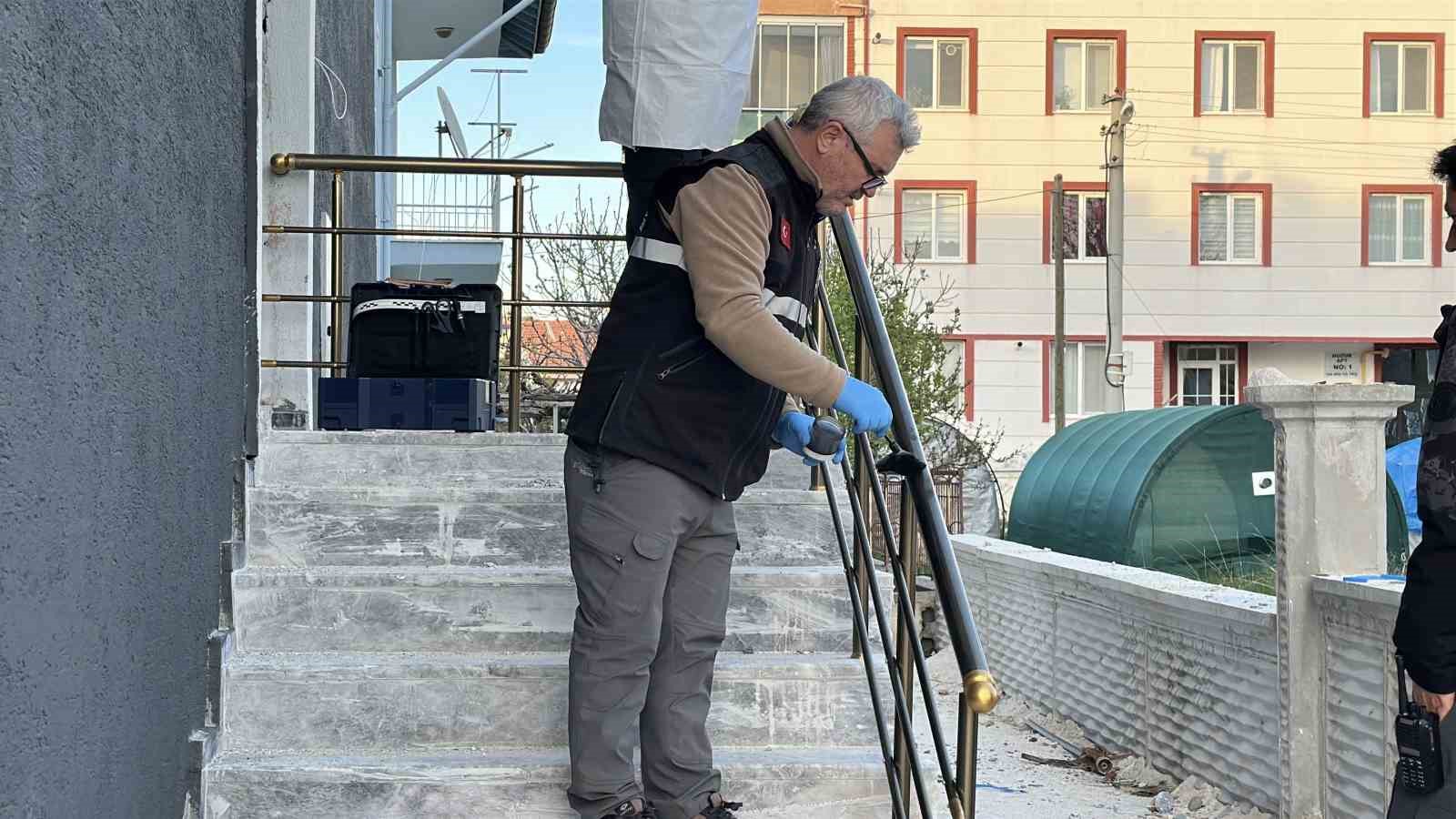Kapıyı parçalayarak takılmamış lavabo bataryalarını çaldılar 5 kapiyi parcalayarak takilmamis lavabo bataryalarini caldilar 1 Ymc8rSHR