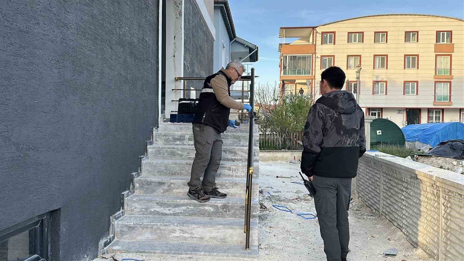 Kapıyı parçalayarak takılmamış lavabo bataryalarını çaldılar 6 kapiyi parcalayarak takilmamis lavabo bataryalarini caldilar 2 HdhROUpM