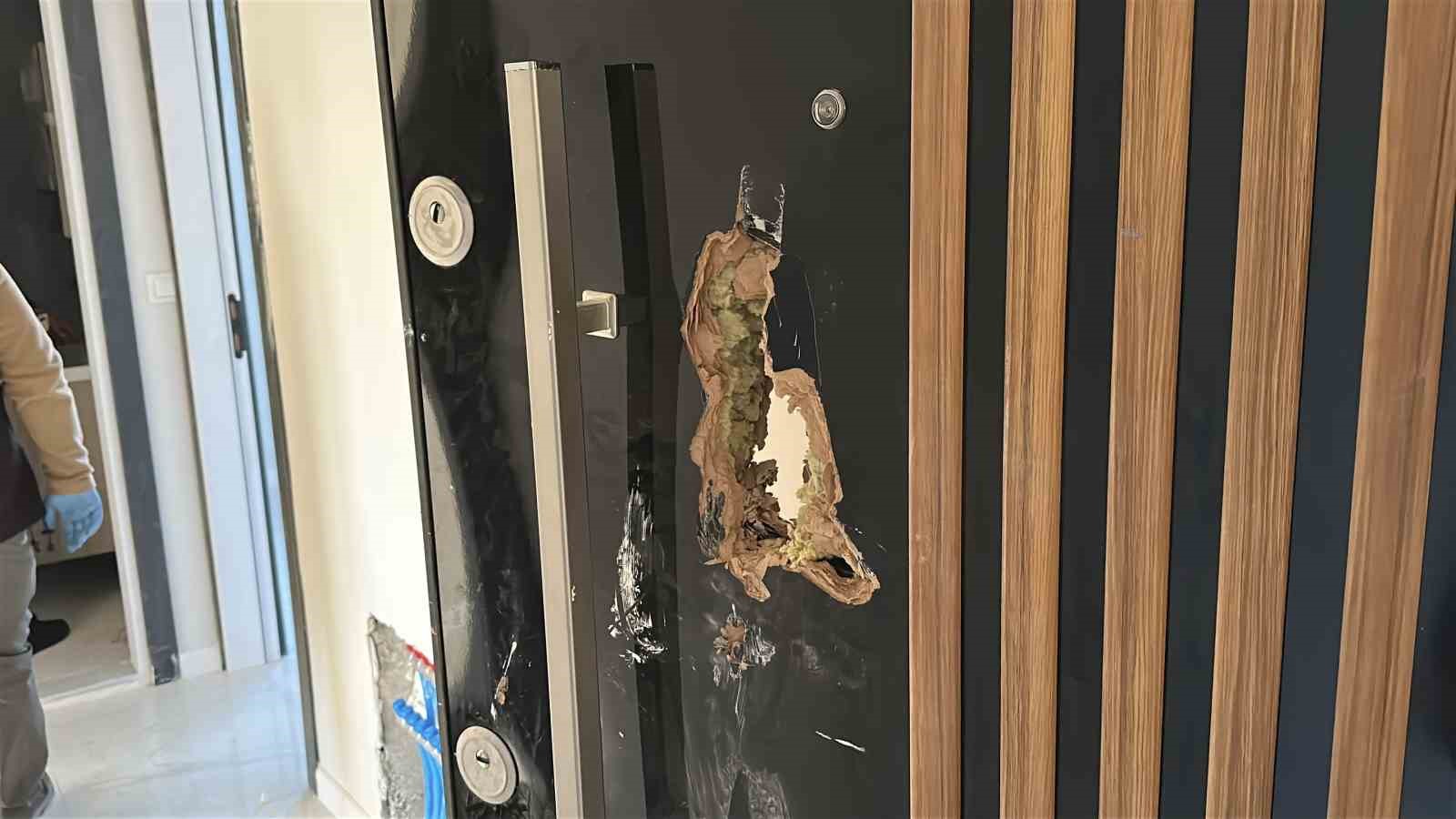 Kapıyı parçalayarak takılmamış lavabo bataryalarını çaldılar 8 kapiyi parcalayarak takilmamis lavabo bataryalarini caldilar 4 uCgppcLS