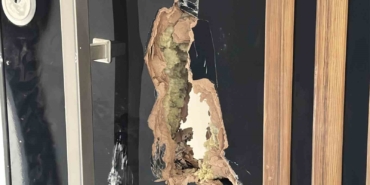 kapiyi-parcalayarak-takilmamis-lavabo-bataryalarini-caldilar-RwPTfpYG.jpg
