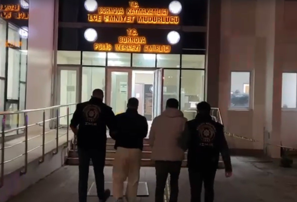 Kapıyı ’polisiz’ diyerek açtırdılar, silahla vurup 550 bin lira parayı çaldılar 4 kapiyi polisiz diyerek actirdilar silahla vurup 550 bin lira parayi caldilar 0 T28w1SjA