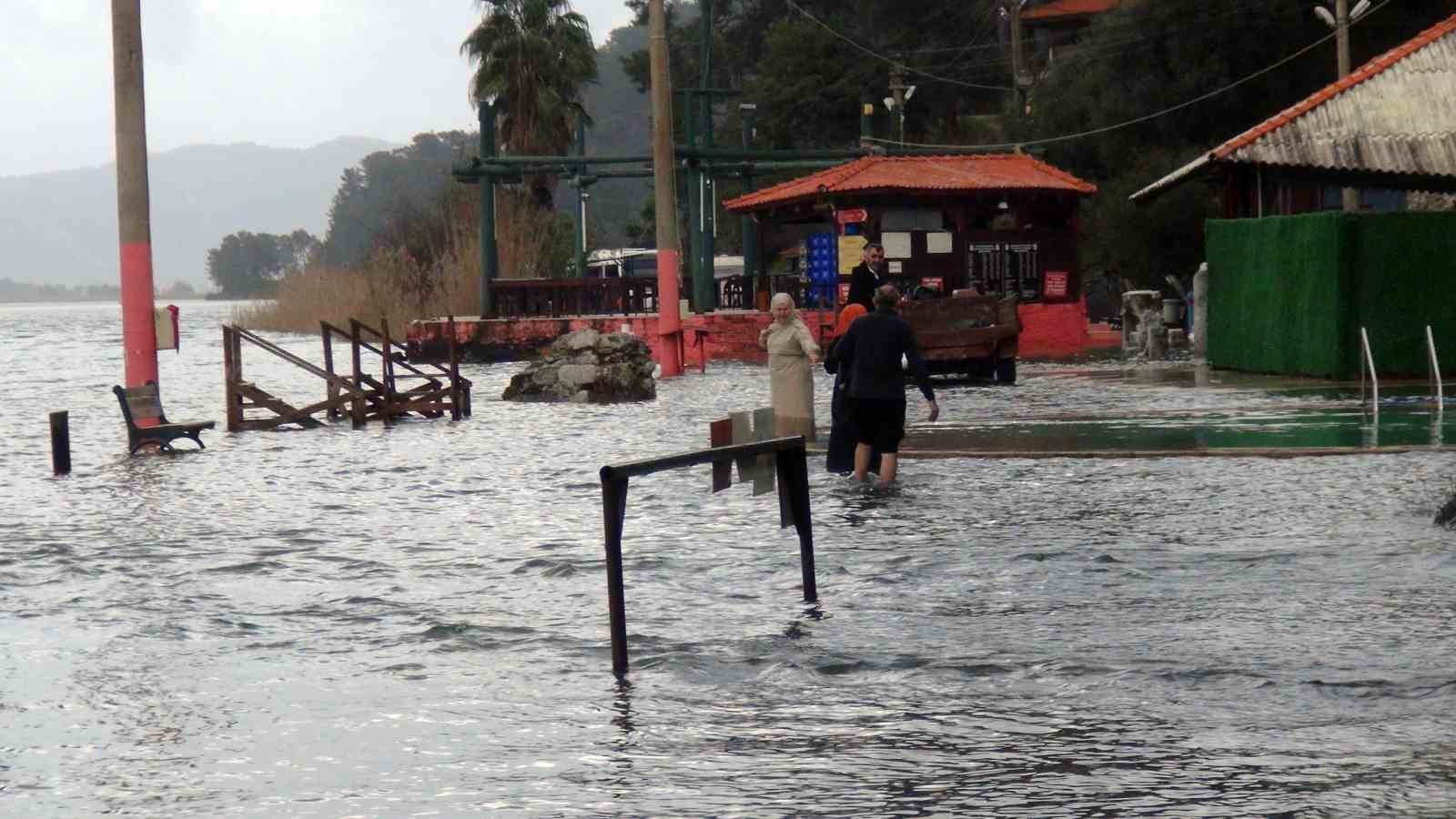 kaplica sular altinda vatandaslar sifa pesinde 1 NmCFscVX