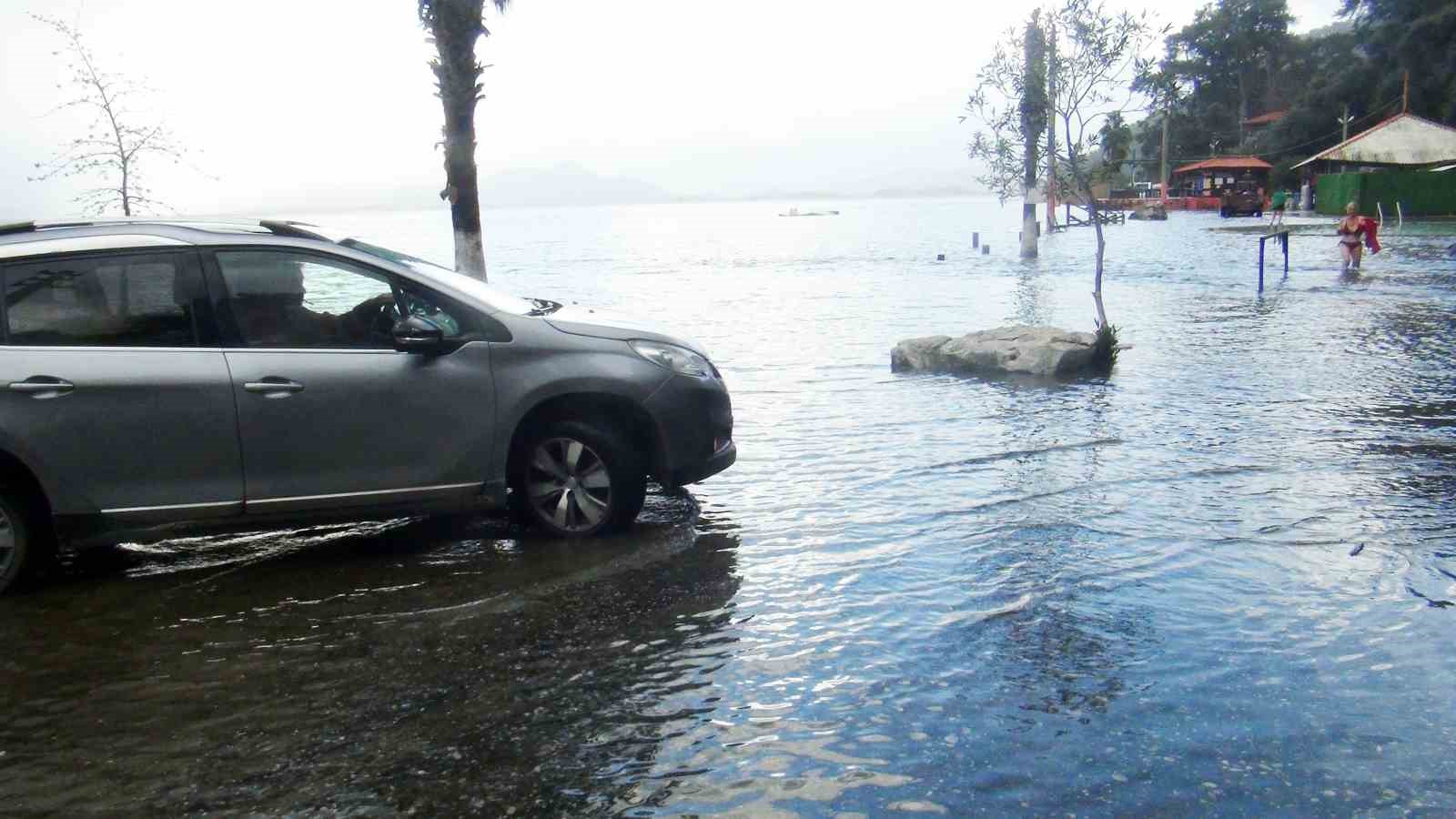 kaplica sular altinda vatandaslar sifa pesinde 3
