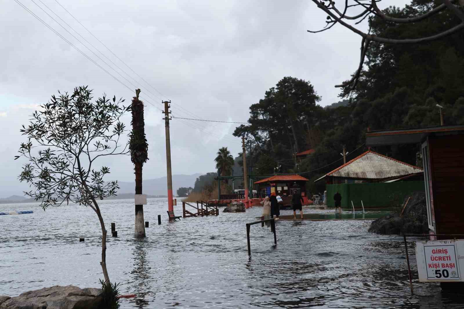 kaplica sular altinda vatandaslar sifa pesinde 4
