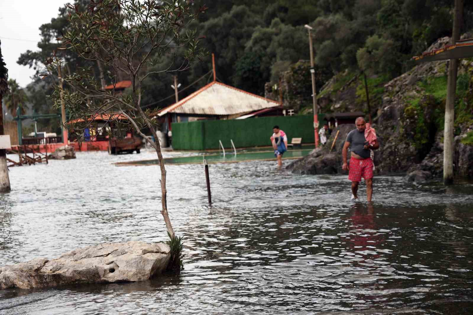 kaplica sular altinda vatandaslar sifa pesinde 5 Npv26lh9