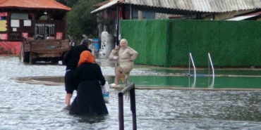 kaplica-sular-altinda-vatandaslar-sifa-pesinde-hjM5SOl2.jpg