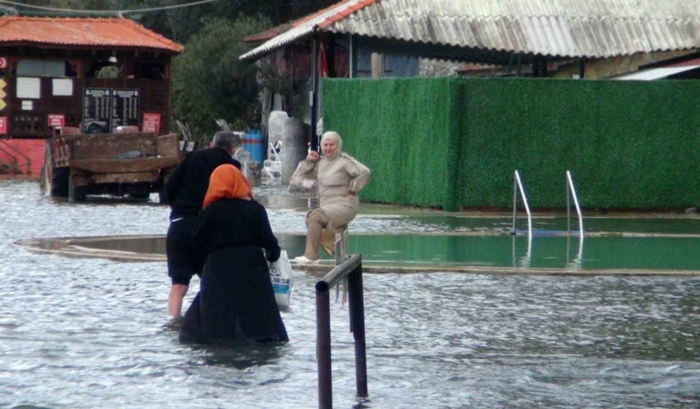 kaplica-sular-altinda-vatandaslar-sifa-pesinde-hjM5SOl2.jpg