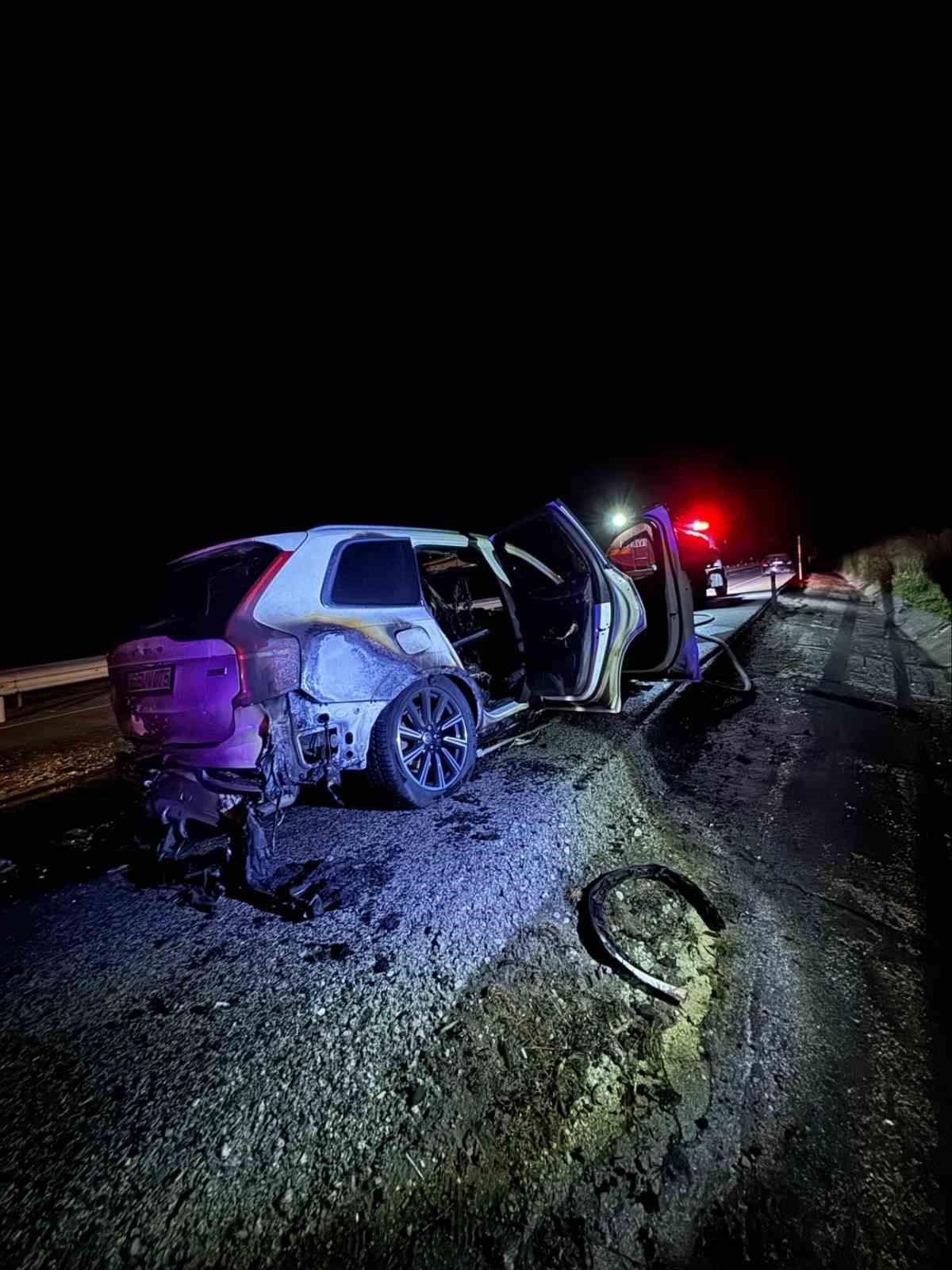Kaputundan duman çıkan jip alevlere teslim oldu 6 kaputundan duman cikan jip alevlere teslim oldu 2 p6benaHp