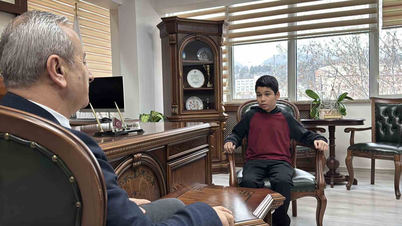 kar altinda istiklal marsina eslik eden turkmen ogrenci odullendirildi 1 sWbEZkdp
