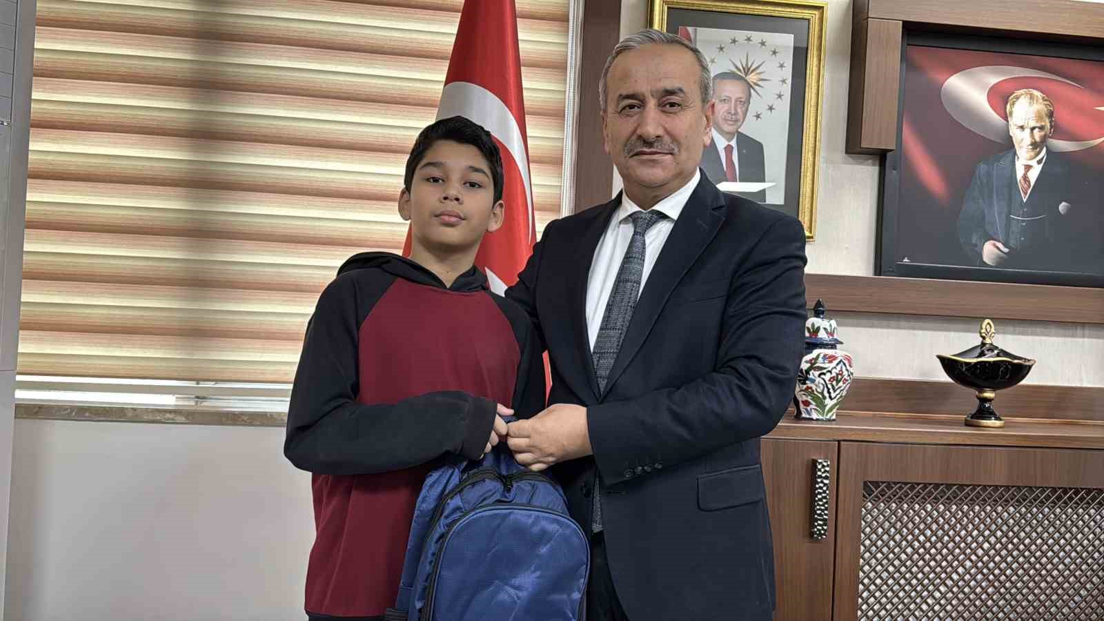 kar altinda istiklal marsina eslik eden turkmen ogrenci odullendirildi 2