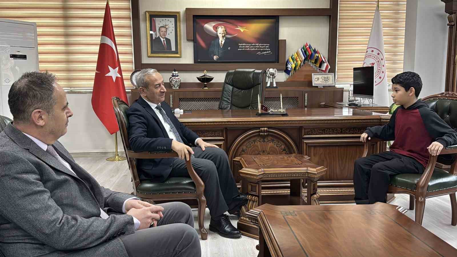 kar altinda istiklal marsina eslik eden turkmen ogrenci odullendirildi 3 XId94vRg