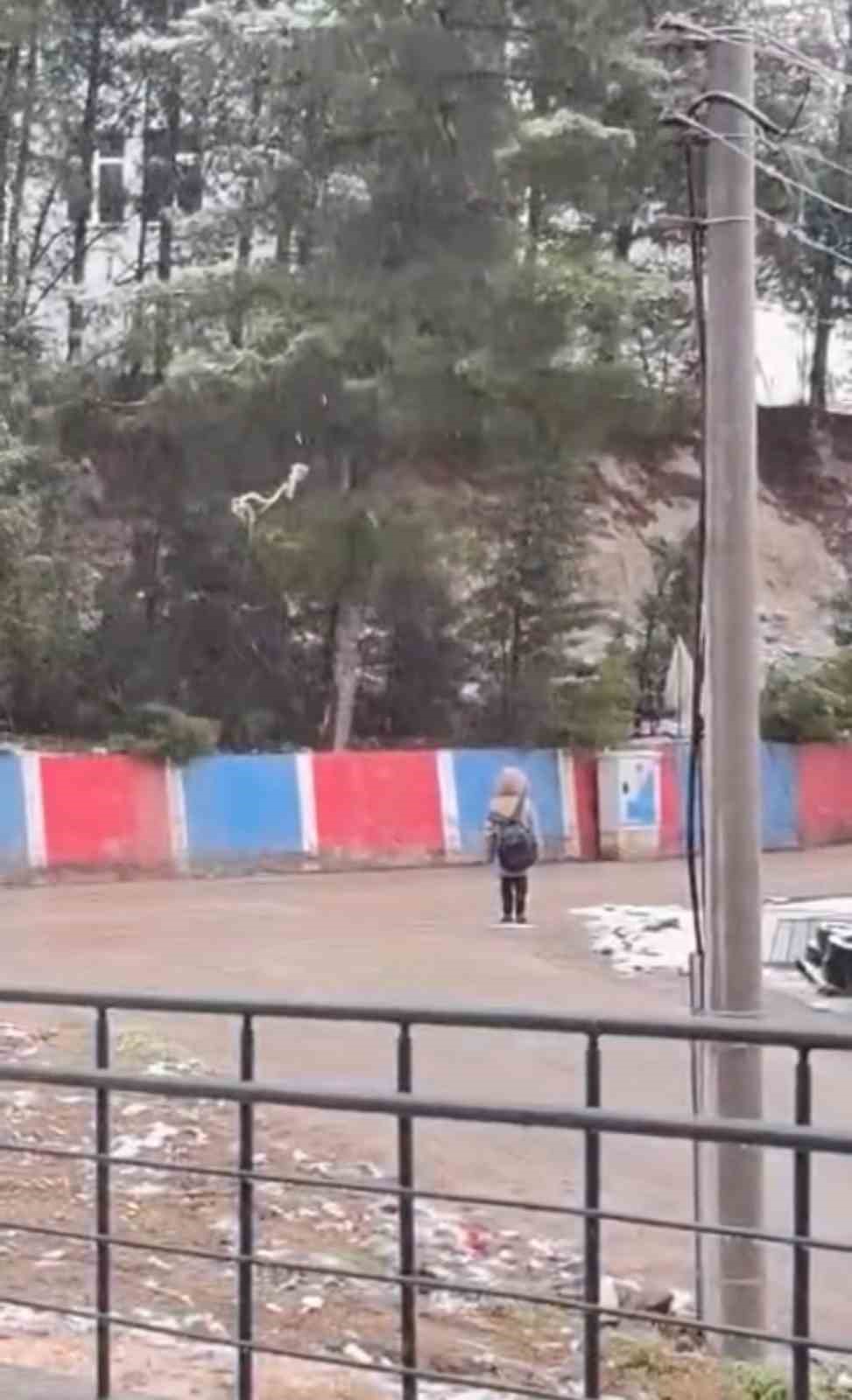 kar altinda istiklal marsina eslik eden turkmen ogrenci odullendirildi 4 8HnESnss