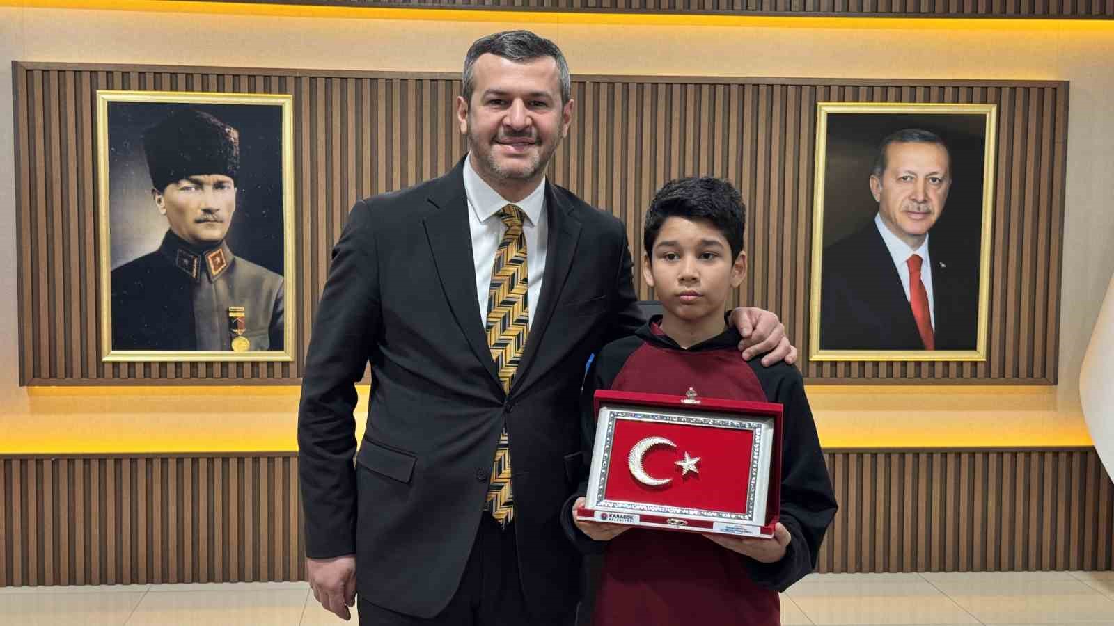 Kar altında İstiklal Marşını okuyan öğrenciye Başkan Çetinkaya da kayıtsız kalmadı 5 kar altinda istiklal marsini okuyan ogrenciye baskan cetinkaya da kayitsiz kalmadi 1 dbNEOApH