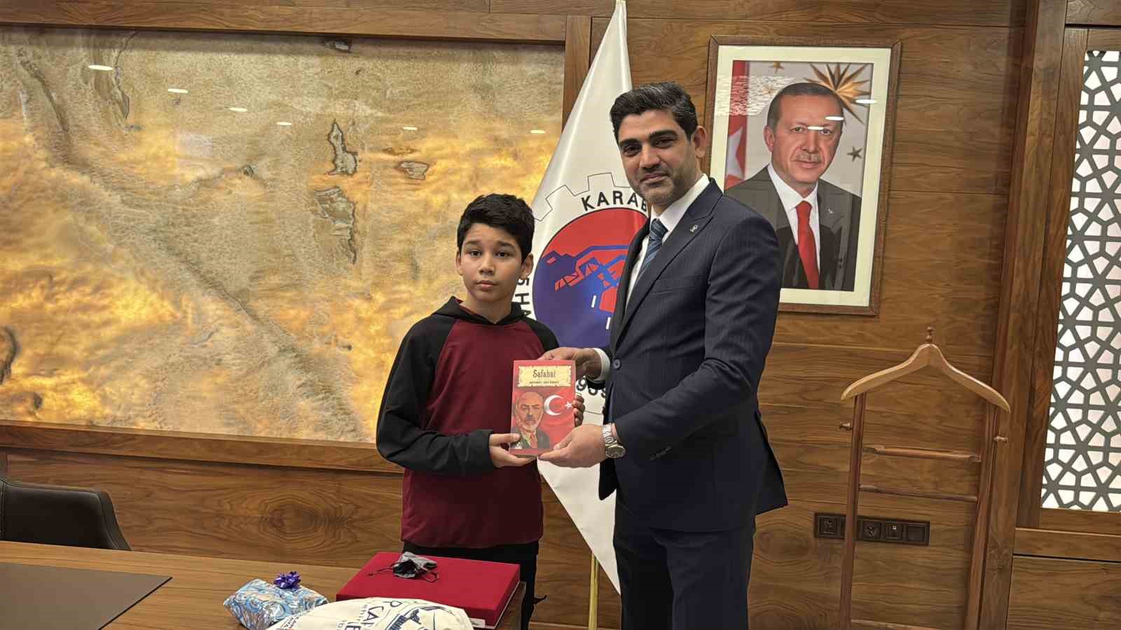 Kar altında İstiklal Marşını okuyan öğrenciye Başkan Çetinkaya da kayıtsız kalmadı 6 kar altinda istiklal marsini okuyan ogrenciye baskan cetinkaya da kayitsiz kalmadi 2 RQ8qUqt5