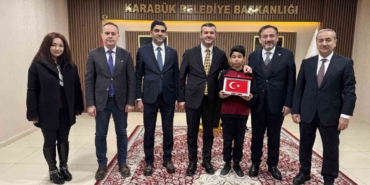 kar-altinda-istiklal-marsini-okuyan-ogrenciye-baskan-cetinkaya-da-kayitsiz-kalmadi-mvVStQ42.jpg