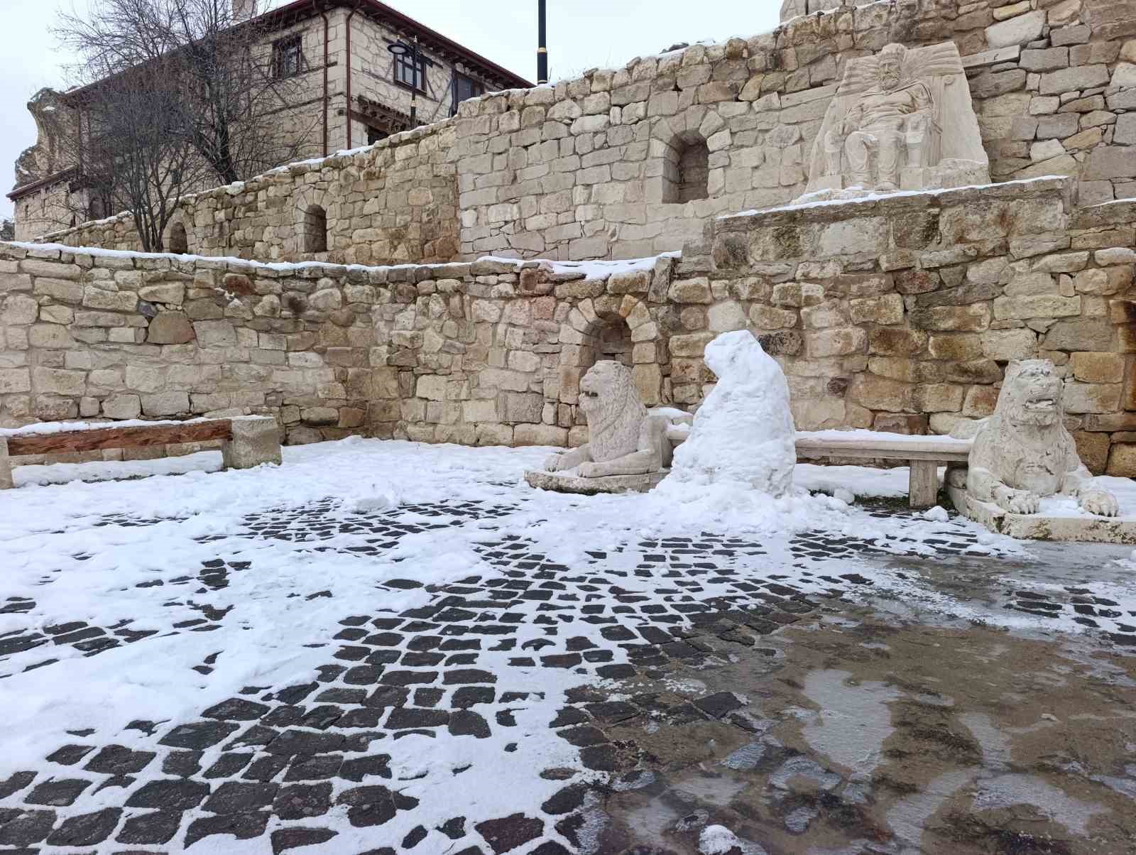 kar altindaki frig vadisi seyrine doyumsuz bir manzara olusturdu 4 eKuvUJdW