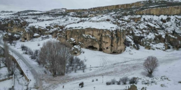 kar-altindaki-frig-vadisi-seyrine-doyumsuz-bir-manzara-olusturdu-m6KiijNw.jpg