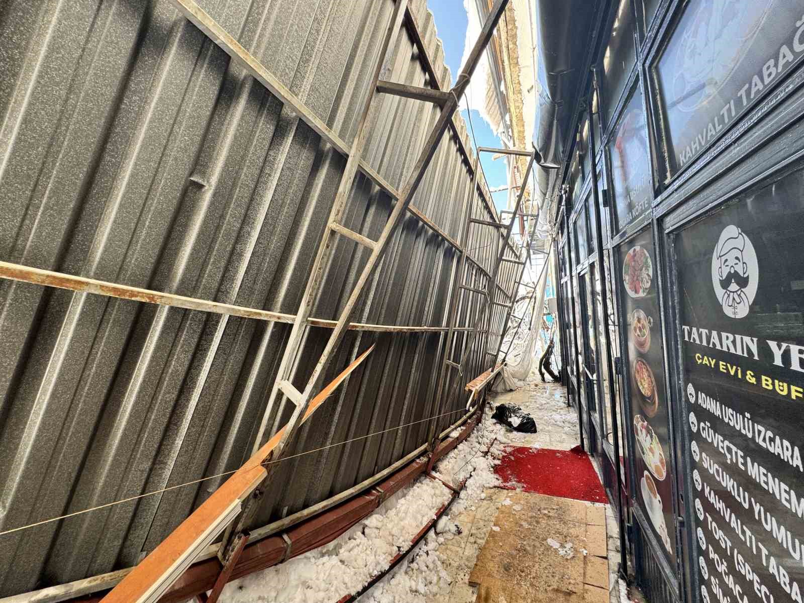 kar birikintileri is yerlerinin sundurmalarini cokertti 1 nlJ9yiYj