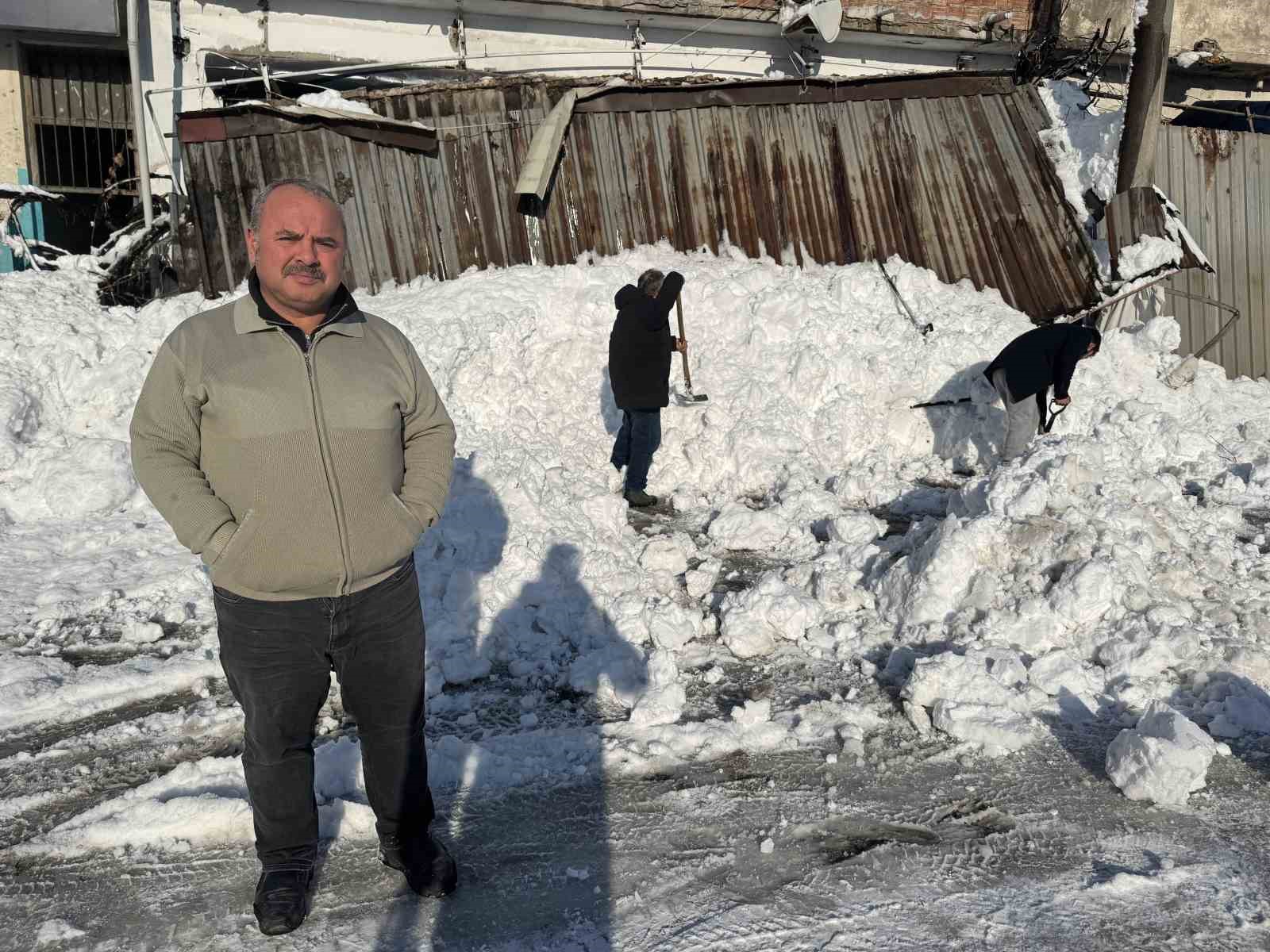 kar birikintileri is yerlerinin sundurmalarini cokertti 2
