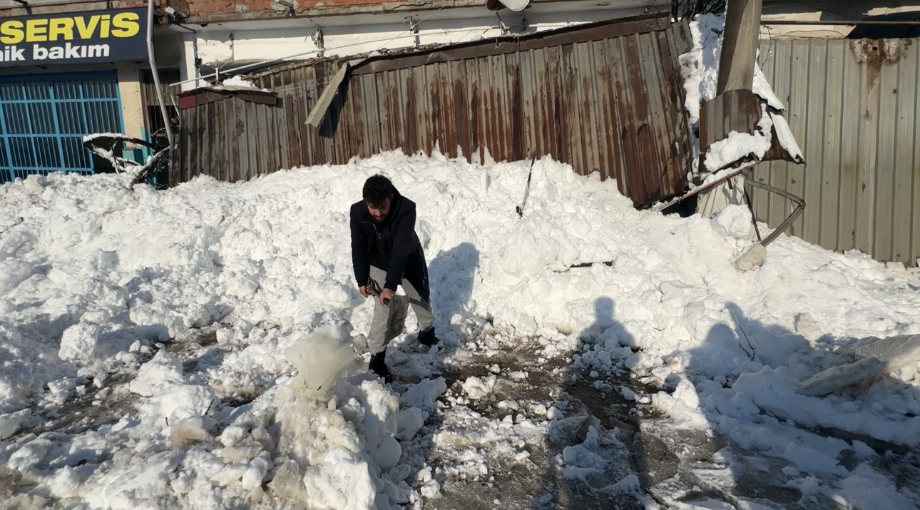 kar birikintileri is yerlerinin sundurmalarini cokertti 4