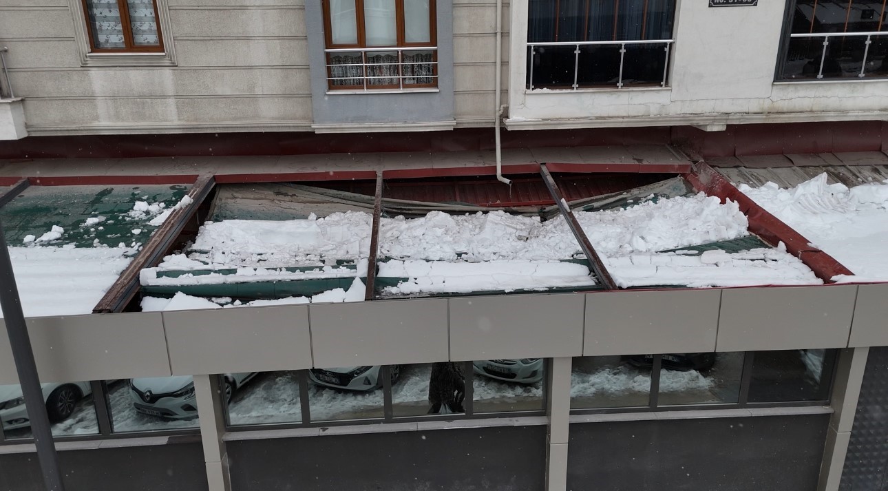kar birikintisi zincir marketin catisini cokertti 2 a2BDUX1c