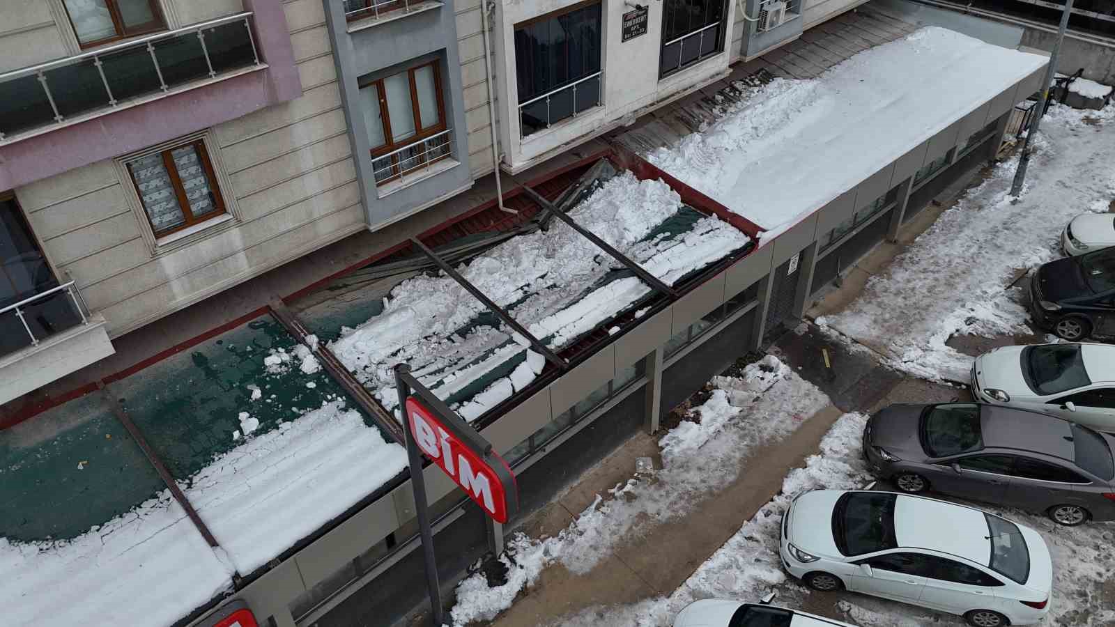 kar birikintisi zincir marketin catisini cokertti 3 KwNKMaPI