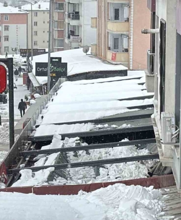 kar-birikintisi-zincir-marketin-catisini-cokertti-pxsQir29.jpg