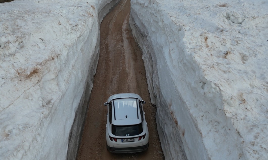 kar duvarlari arasinda kalan yol gorenleri hayrete dusurdu 0 3EmbdQkQ