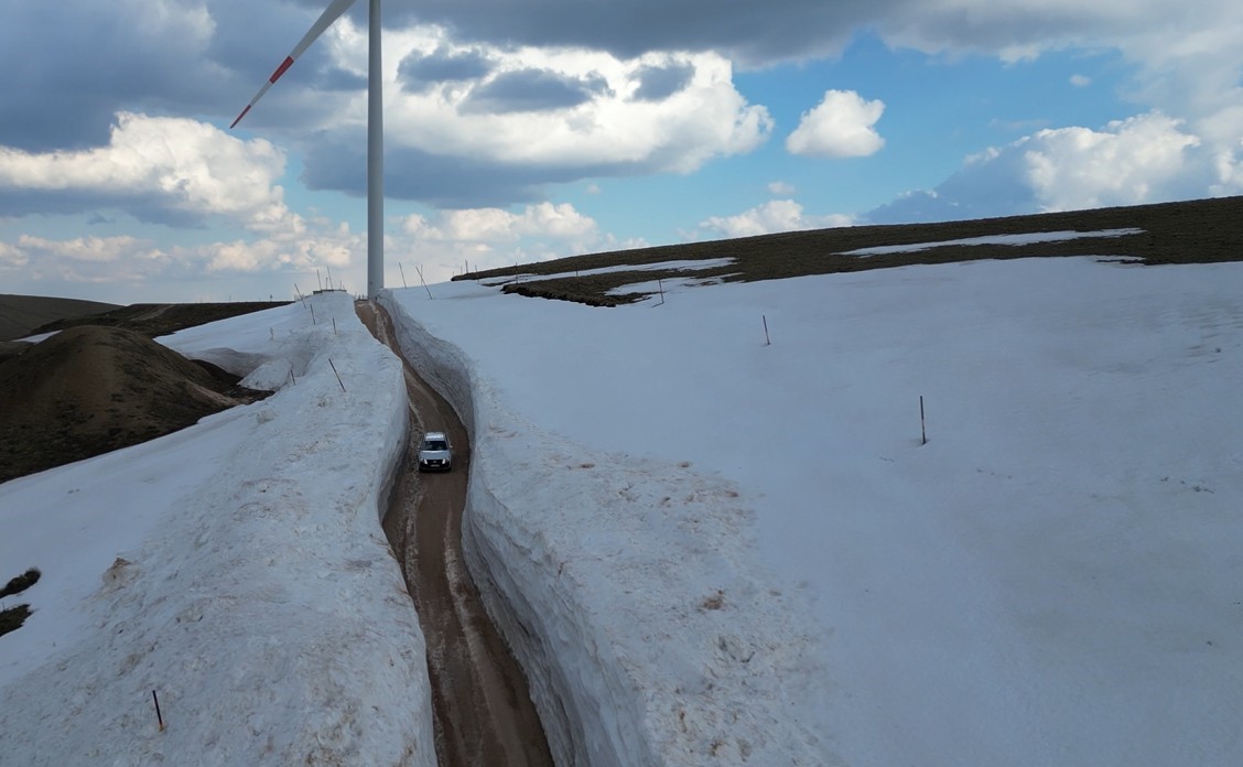 kar duvarlari arasinda kalan yol gorenleri hayrete dusurdu 4