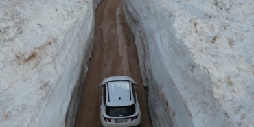 kar-duvarlari-arasinda-kalan-yol-gorenleri-hayrete-dusurdu-xQQS7pDU.jpg