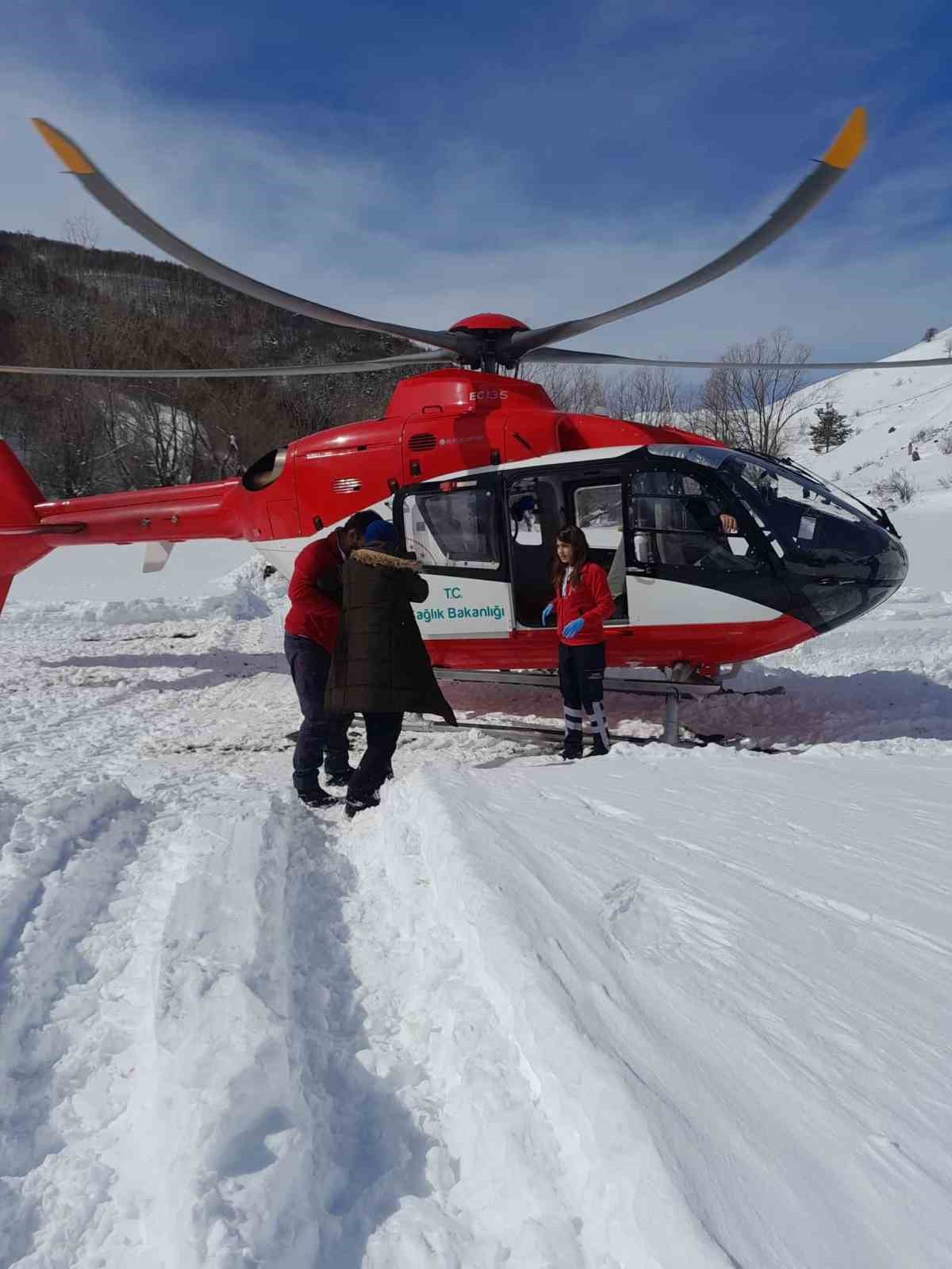 Kar engeli ambulans helikopterle aşıldı 4 kar engeli ambulans helikopterle asildi 0 EwE8WyQC