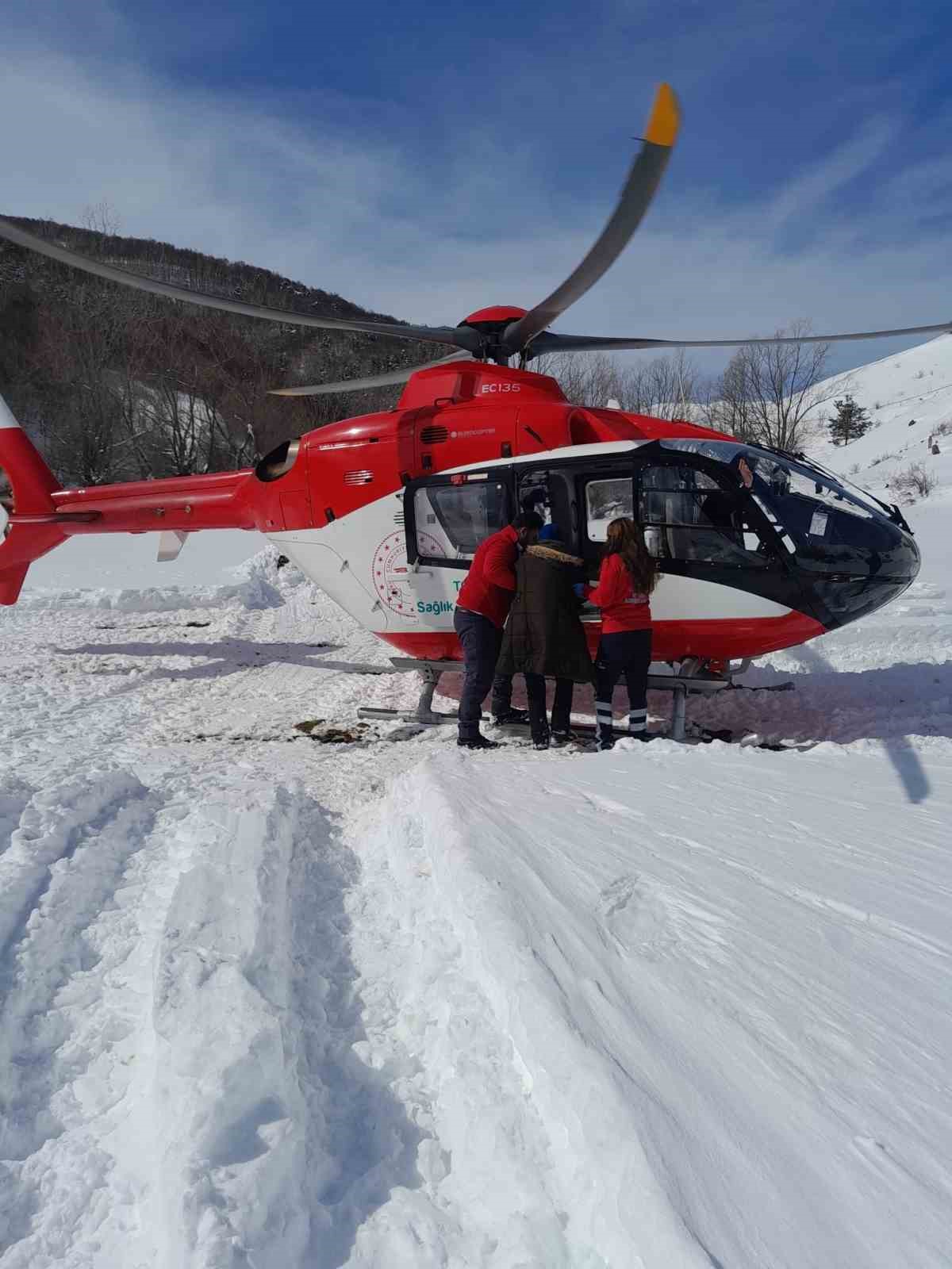 Kar engeli ambulans helikopterle aşıldı 5 kar engeli ambulans helikopterle asildi 1