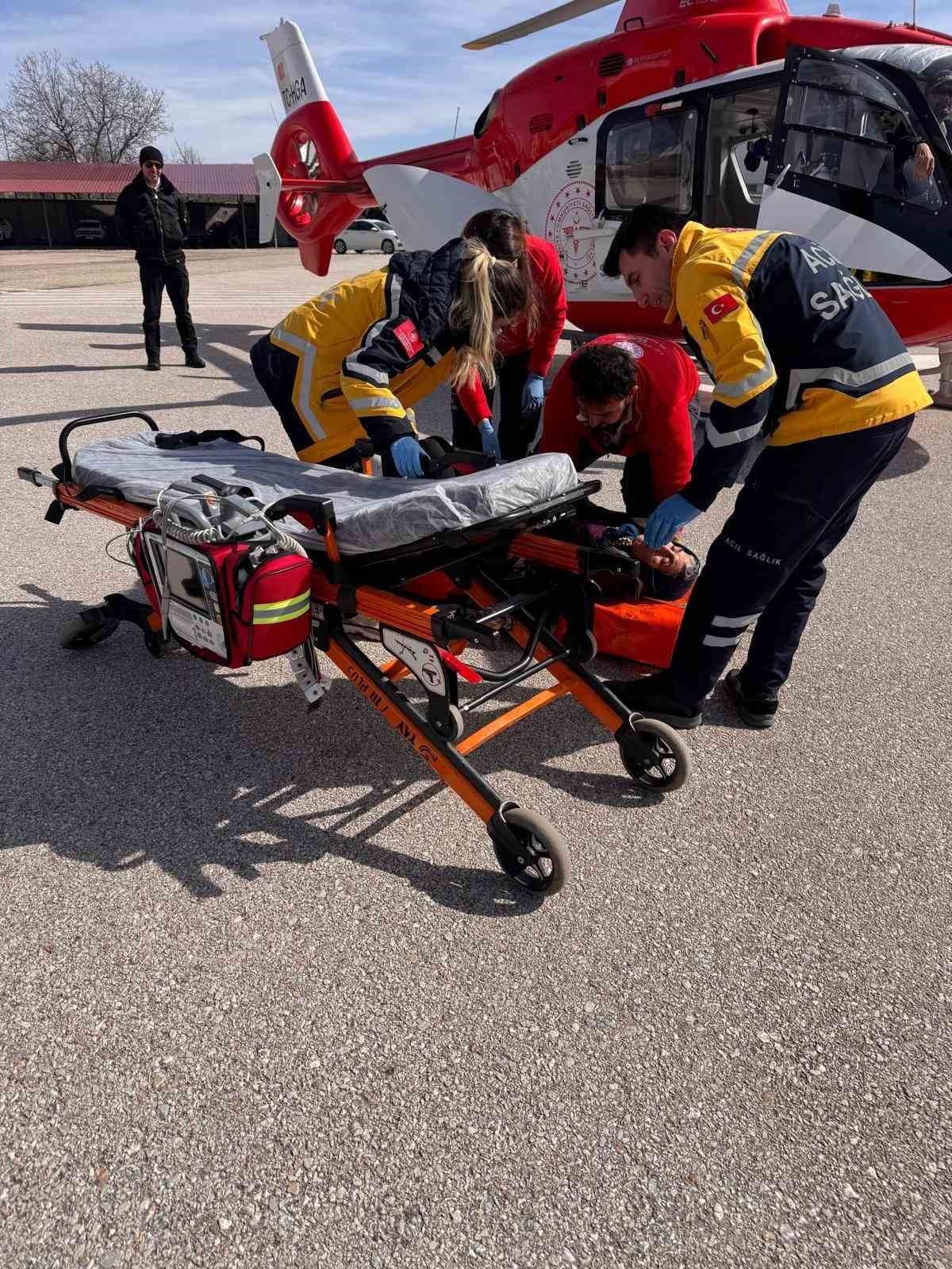 Kar engeli ambulans helikopterle aşıldı 6 kar engeli ambulans helikopterle asildi 2
