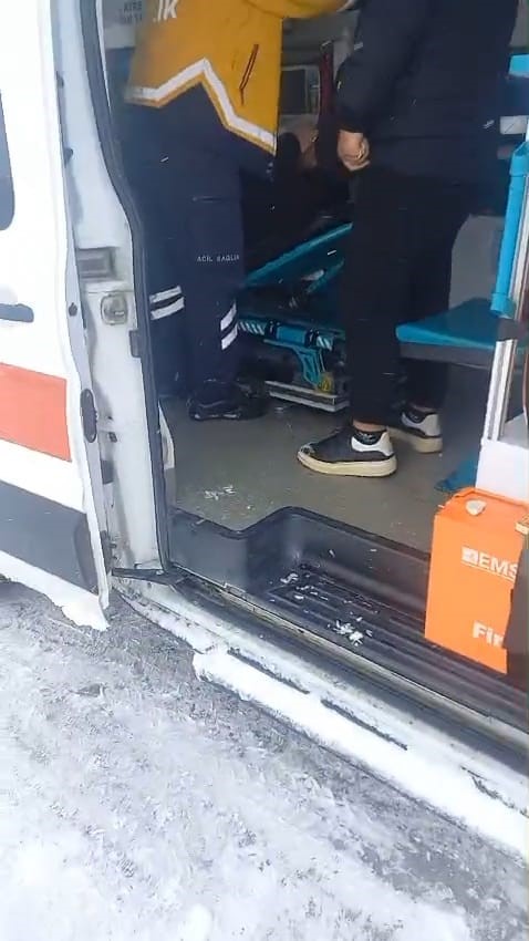 kar engeline takilan ambulansa karayollari ekipleri yetisti 0