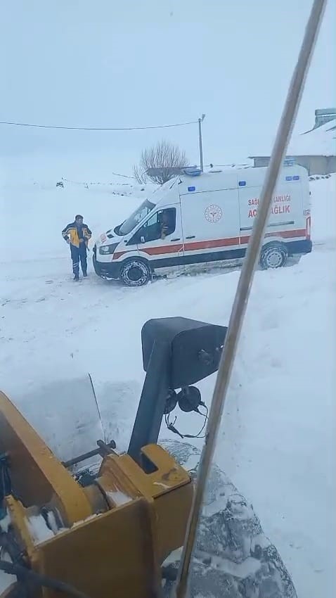 kar engeline takilan ambulansa karayollari ekipleri yetisti 1 jHyVjHjY