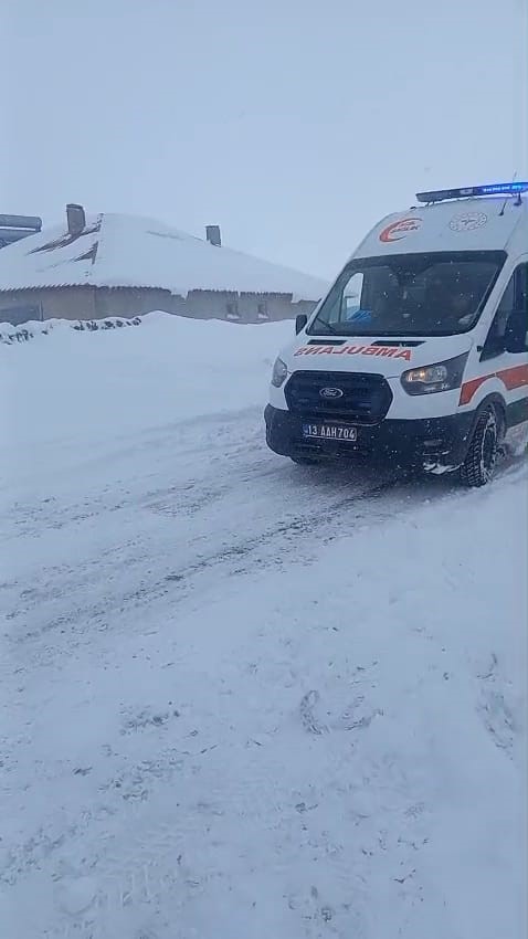 kar engeline takilan ambulansa karayollari ekipleri yetisti 2 H9paYWWk