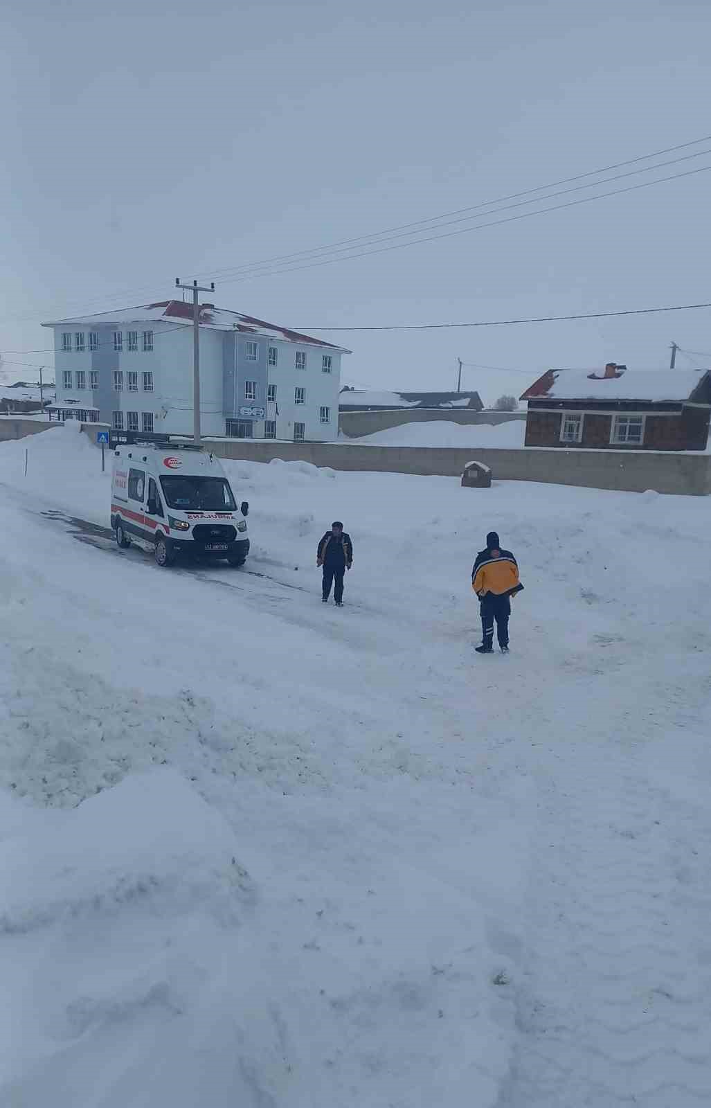 kar engeline takilan ambulansa karayollari ekipleri yetisti 3 EHRZdbgt