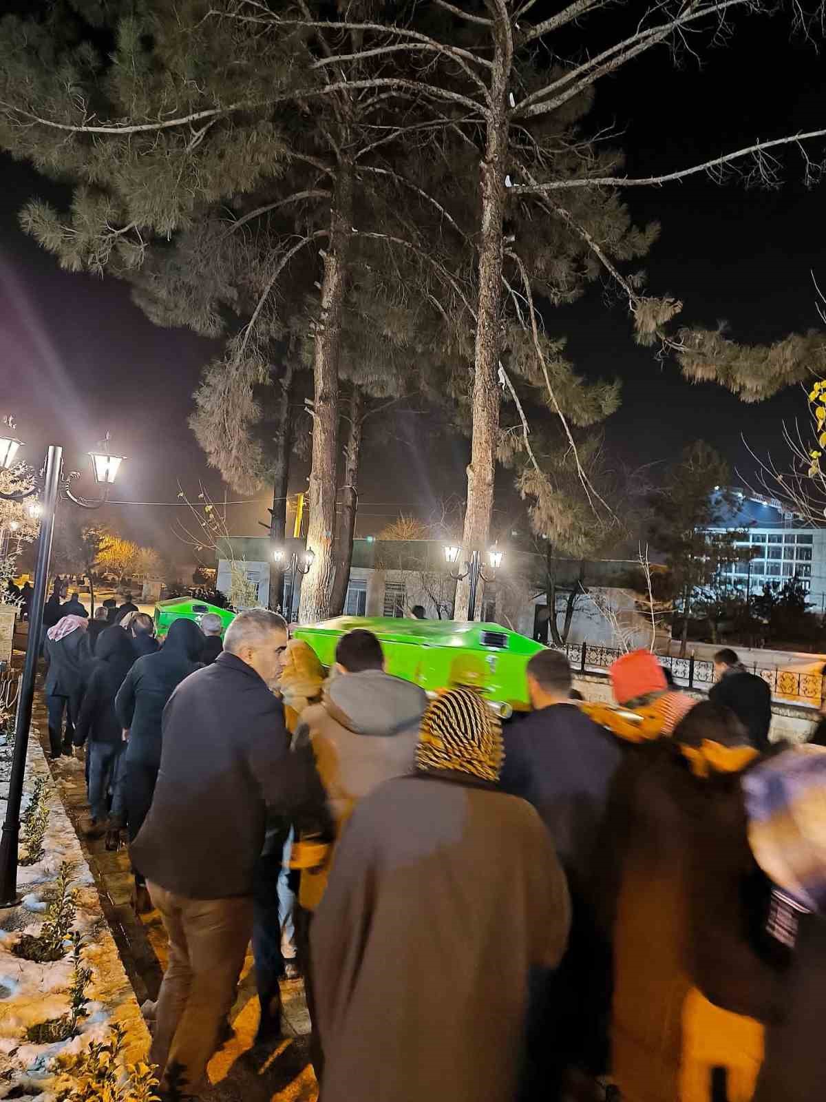kar faciasinda olen 3 cocuk gozyaslari arasinda topraga verildi 2 99pA2t8V