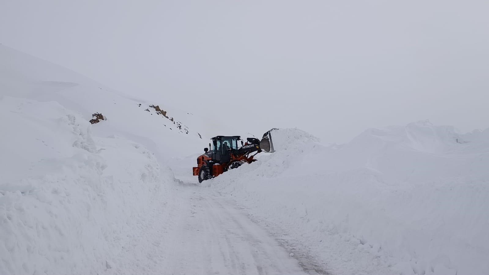 kar kalinligi is makinelerinin boyunu asti calismalar durmadi 2 1TWgIdDV