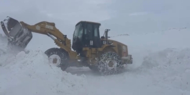 kar-kalinliginin-2-metreyi-buldugu-agrida-ekiplerin-zorlu-mesaisi-pXARXplC.jpg