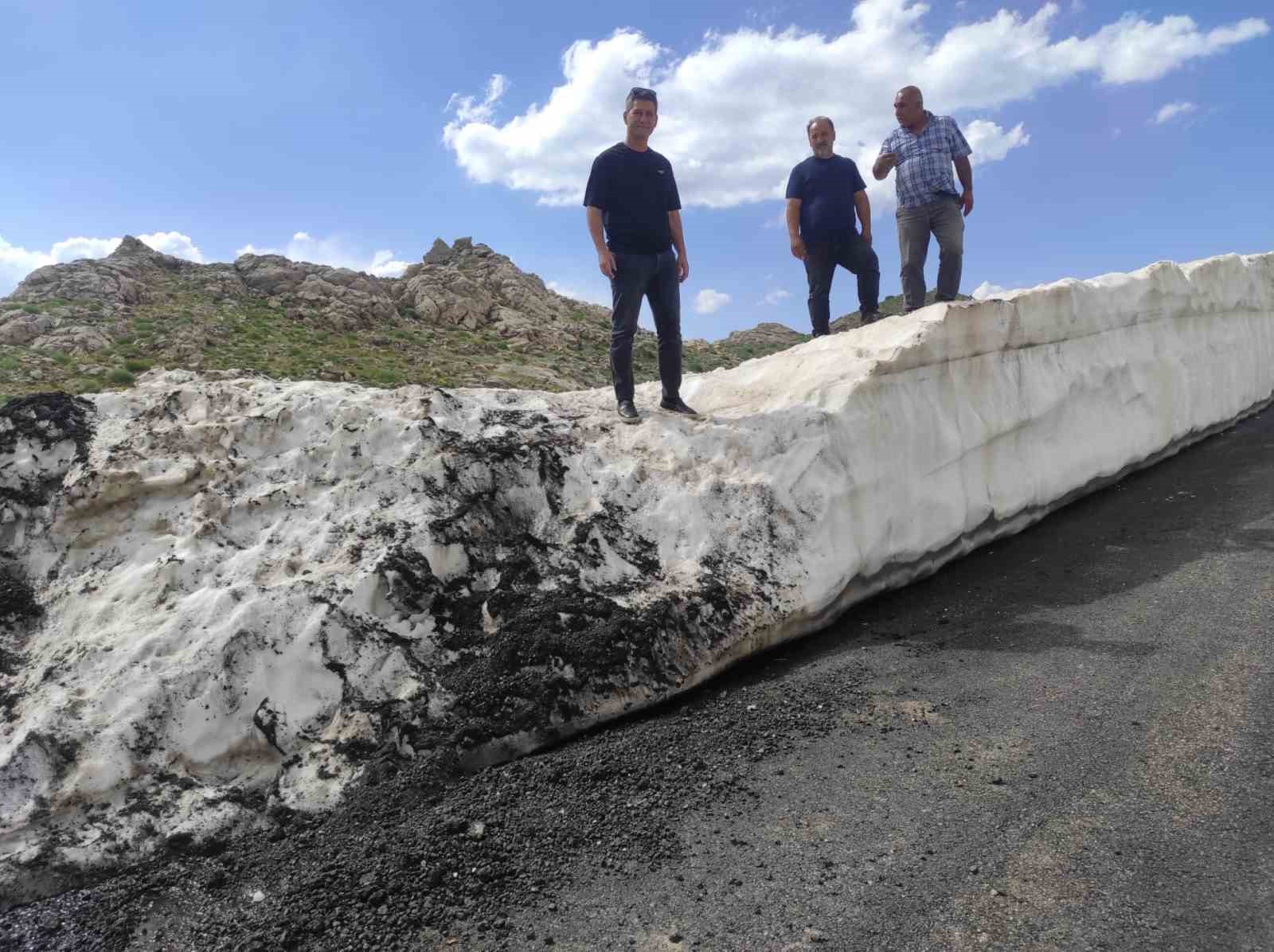 Kar kalınlığının 5 metreyi bulduğu Mereto Dağı’na bahar yeni geldi 6 kar kalinliginin 5 metreyi buldugu mereto dagina bahar yeni geldi 2 Jg7nI17n