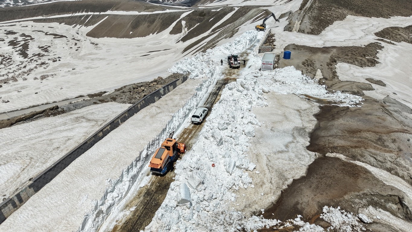 kar kalinliginin 7 metreyi buldugu nemrut yolunda calisma baslatildi 0