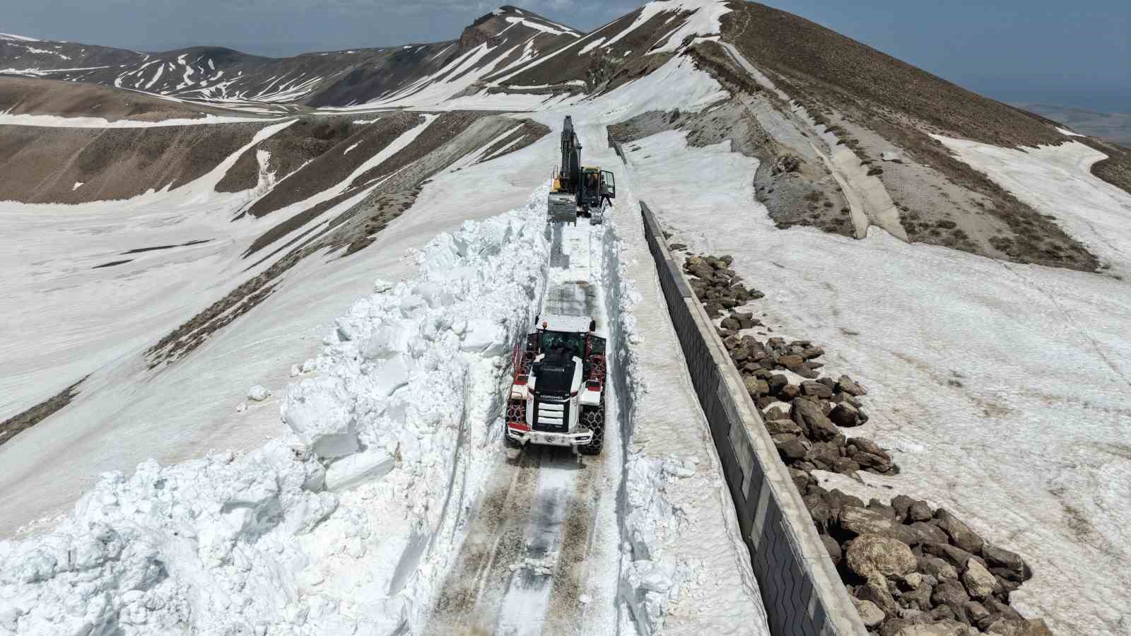 kar kalinliginin 7 metreyi buldugu nemrut yolunda calisma baslatildi 2 JqYJAGrS