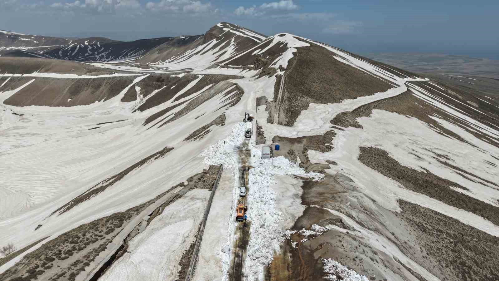 kar kalinliginin 7 metreyi buldugu nemrut yolunda calisma baslatildi 4 Ij7FNTsr
