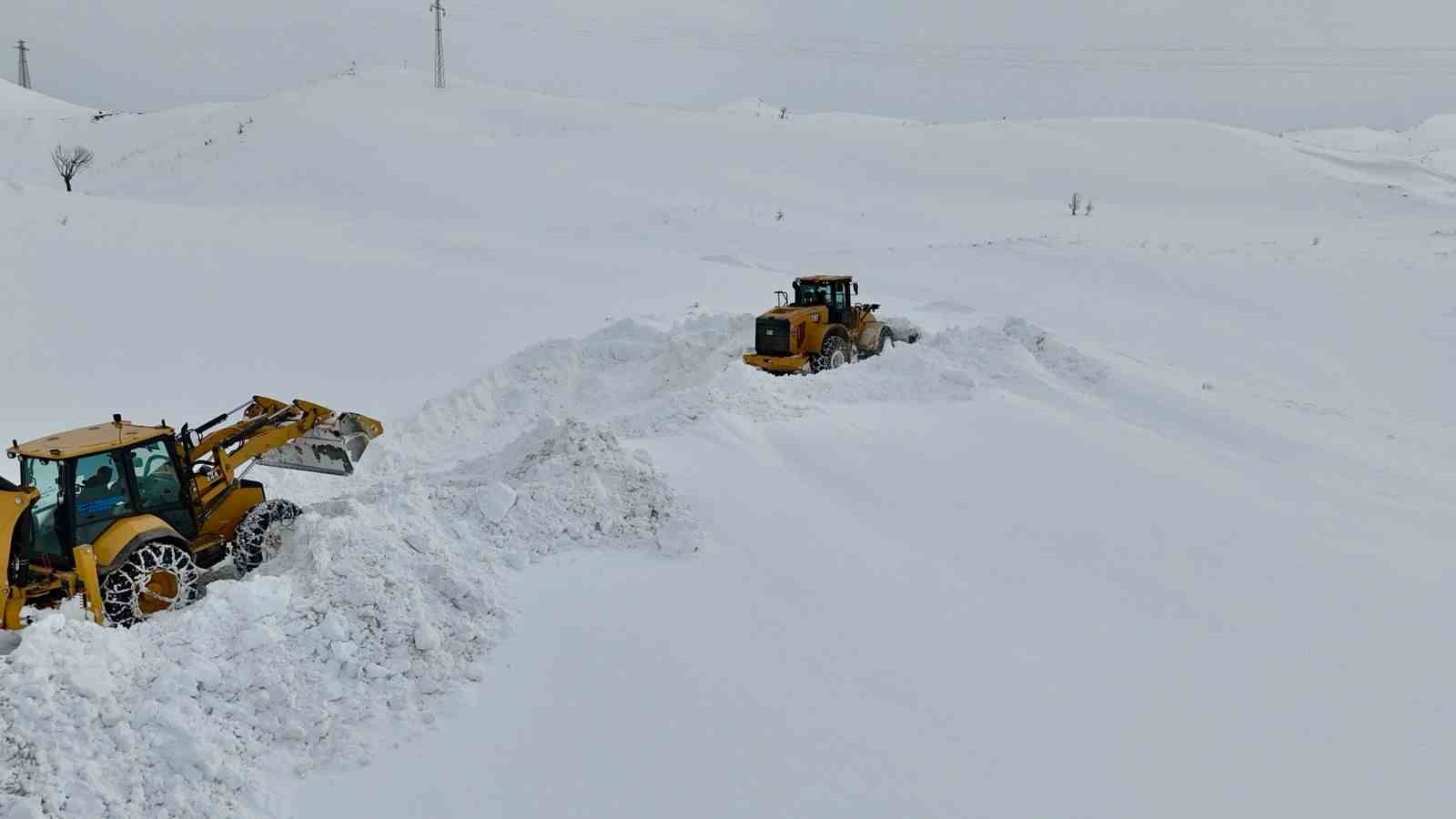 Kar kalınlığının yer yer 2 metreyi bulduğu bölgede yol açma çalışması 5 kar kalinliginin yer yer 2 metreyi buldugu bolgede yol acma calismasi 1