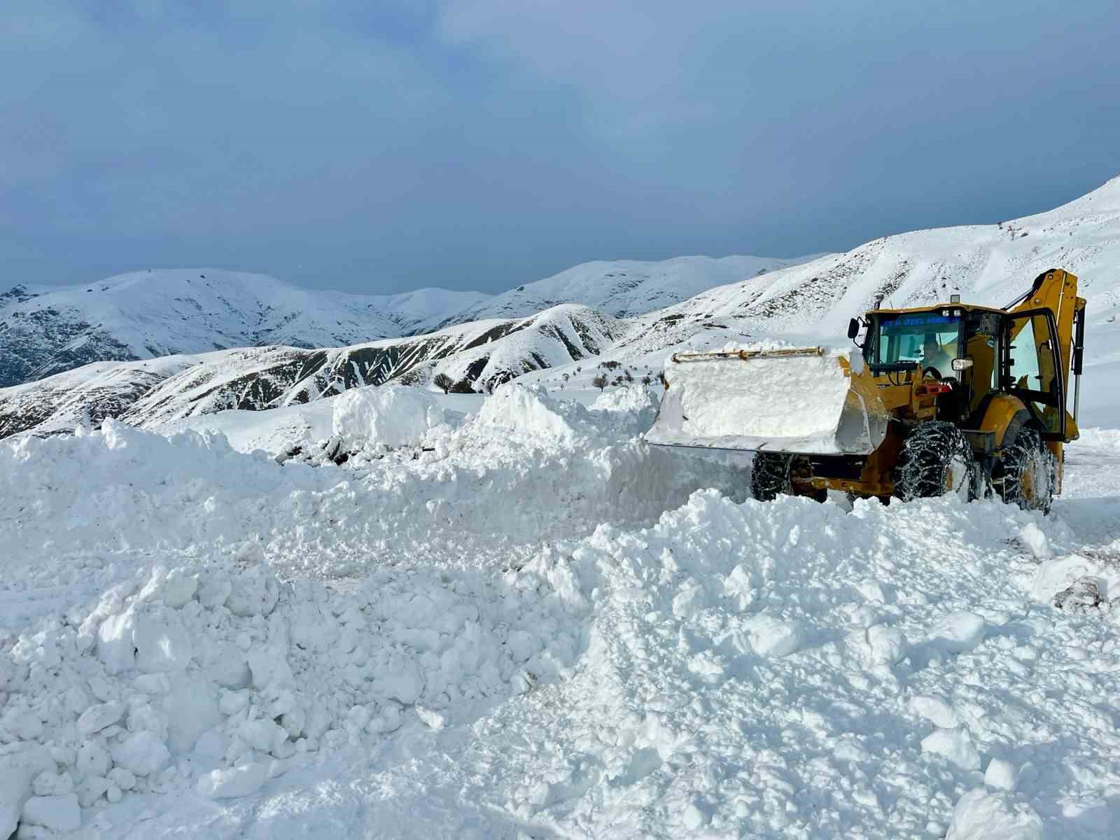 Kar kalınlığının yer yer 2 metreyi bulduğu bölgede yol açma çalışması 6 kar kalinliginin yer yer 2 metreyi buldugu bolgede yol acma calismasi 2 pHTld7ms