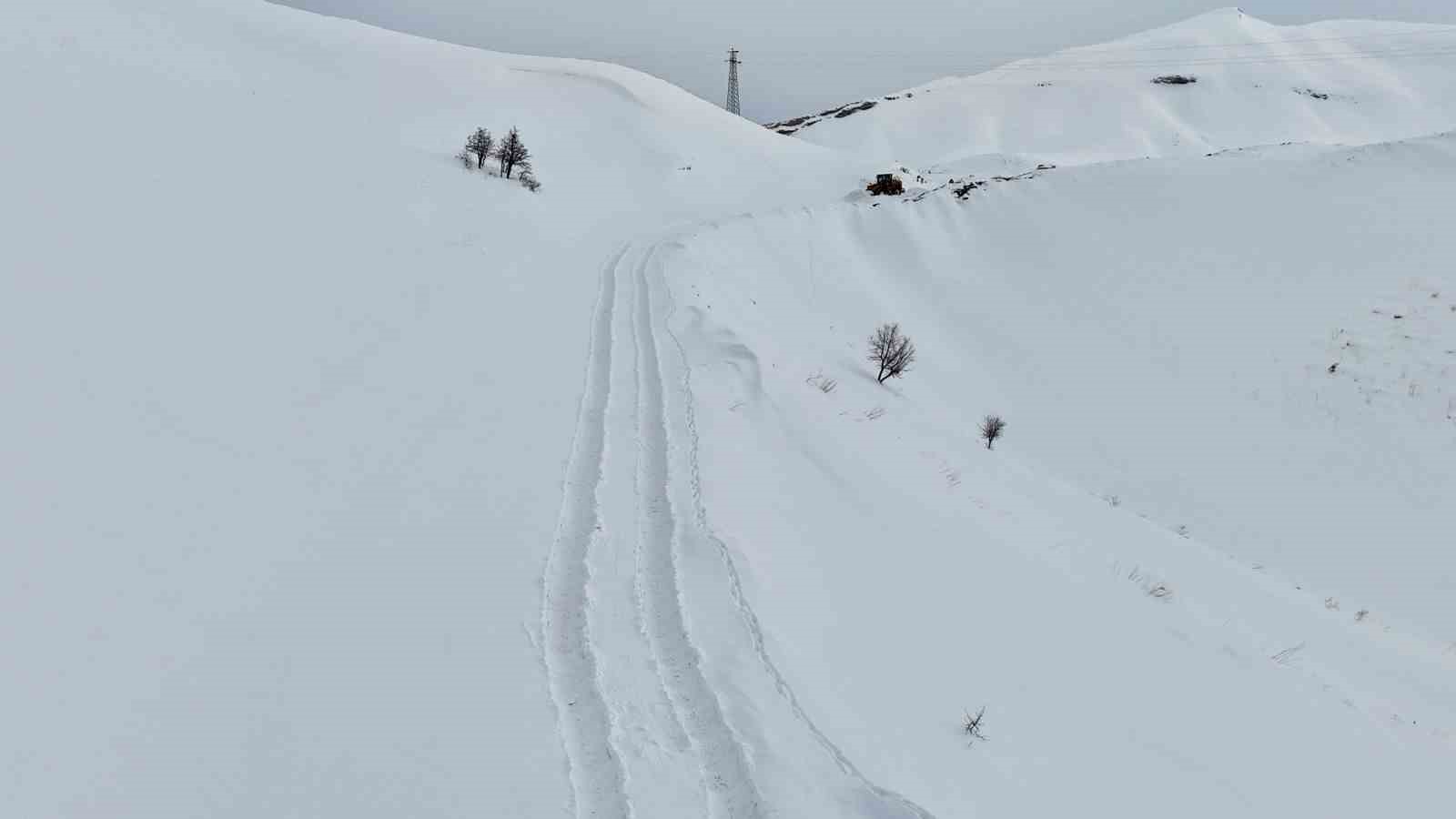 Kar kalınlığının yer yer 2 metreyi bulduğu bölgede yol açma çalışması 8 kar kalinliginin yer yer 2 metreyi buldugu bolgede yol acma calismasi 4 ldcY9yVQ