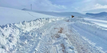 kar-kalinliginin-yer-yer-2-metreyi-buldugu-bolgede-yol-acma-calismasi-O7cpkjWc.jpg