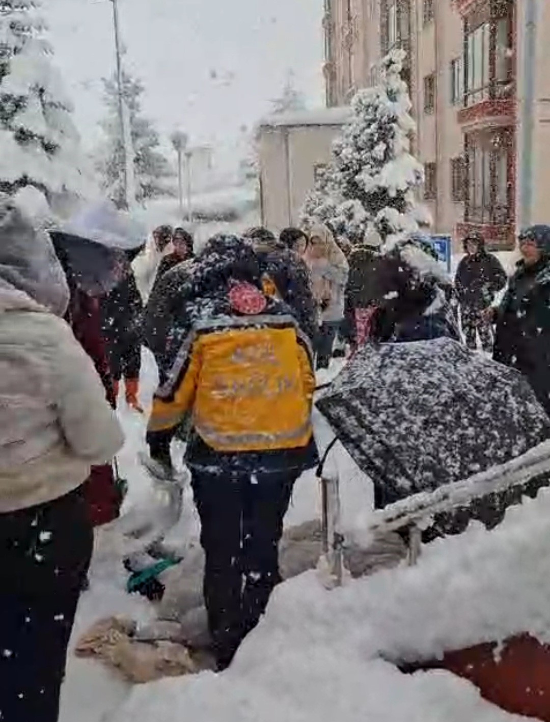 kar kapli merdivenden dusen ogrenci yaralandi 0 u1nv7XWf