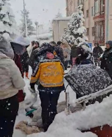 kar-kapli-merdivenden-dusen-ogrenci-yaralandi-Z5Eq4qf5.jpg